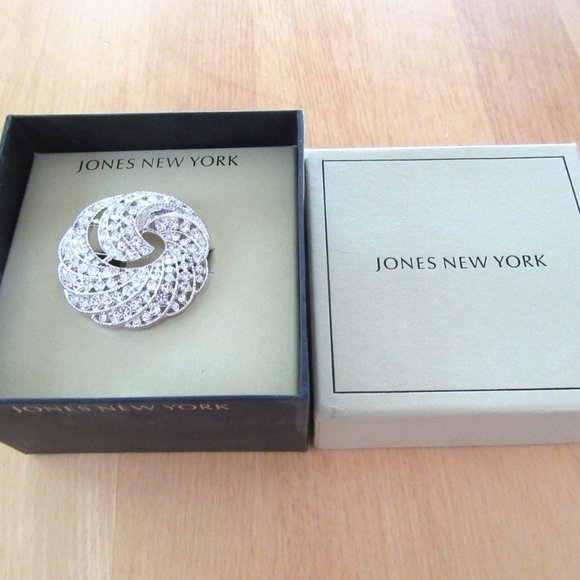 JONES NEW YORK clear crystal rhinestone swirl brooch - new in box - never worn - Picture 1 of 8